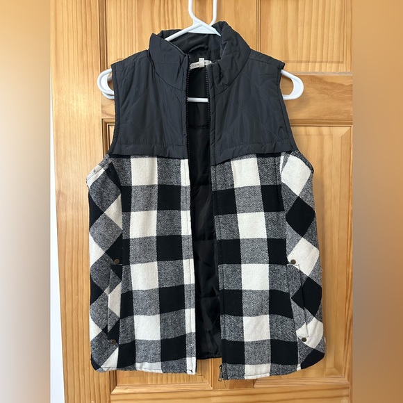 Black and white Buffalo plaid vest - Picture 1 of 3